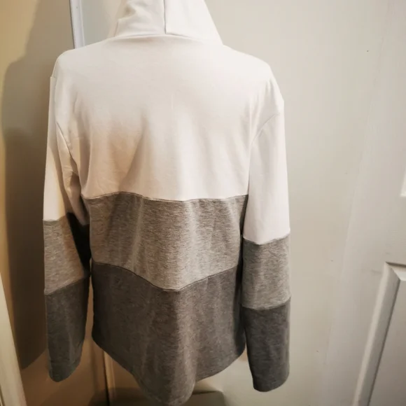 3/$30  Color Block Hoodie in White and Gray （Large) - Picture 2 of 6